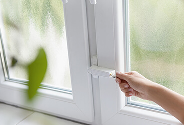 Zusatzsicherung für Fensterrahmen zum Schutz vor Aufhebeln